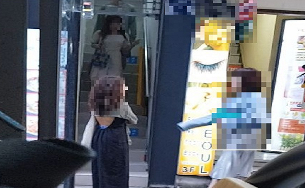 日本人観光客たちが明洞内の商店街の3階にある秘密倉庫で偽造製品を購入して退場する様子