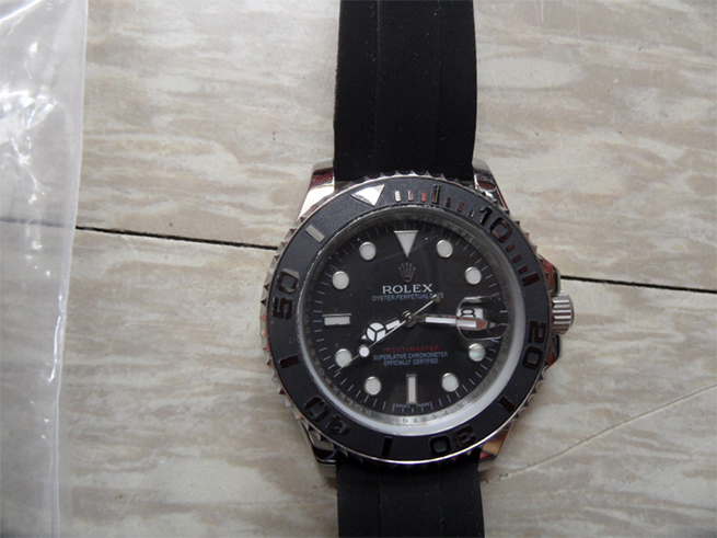 10．秘密売り場で日本人観光客に販売された腕時計偽造品