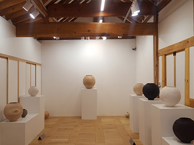 木の壷展示「月、顔」(2019)