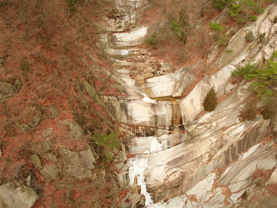 松渓別業の中心地であるクチョン(九天)の滝を撮った写真 