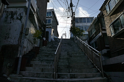 パク社長の大豪邸に向かう階段
ギテクが住んでいる町の階段
(ソウル市マポ(麻浦)区ソンギジョンロ6ギル)