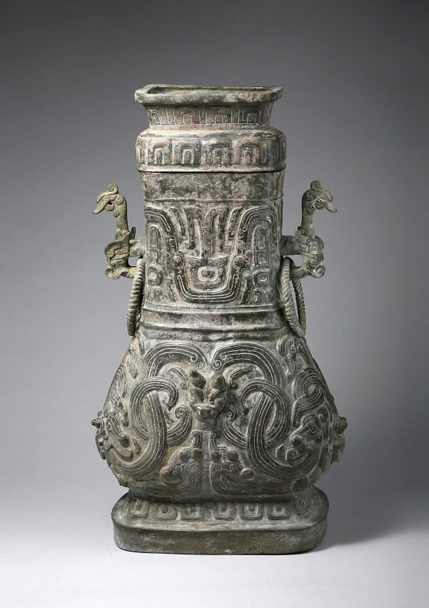 鳳凰と龍の装飾が施されている青銅製壷