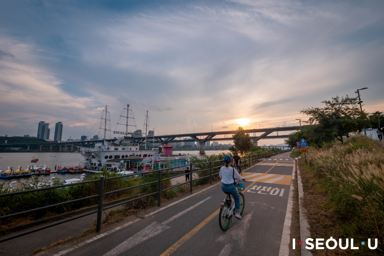 スワンボートと自転車を楽しめるハンガン(漢江)公園