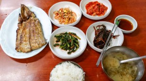 ソウル・東大門の焼き魚通りにある食堂ホナムチッで焼き魚定食を食べてきました