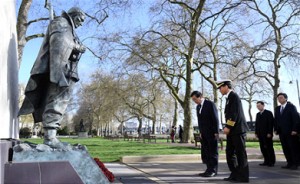 パク・ウォンスン市長、イギリスロンドンの韓国戦争参戦記念碑にて献花