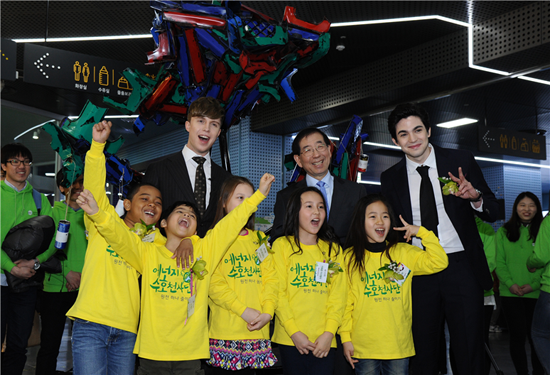 2015年ICLEI(持続可能性をめざす自治体協議会)の世界総会に参加したパク・ウォンスン(朴元淳)ソウル市長、ジュリアン、ロビン、子供達が一緒に写っている記念写真