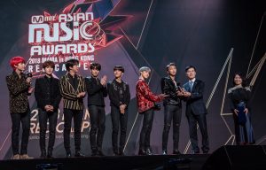 防弾少年団(BTS)がMAMAで『I•SEOUL•U 感謝杯』授賞