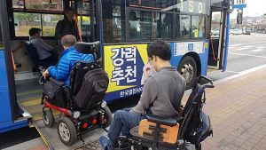 ソウル市、車椅子を利用する交通弱者が「低床市内バス」を利用する際、事前電話予約を可能に