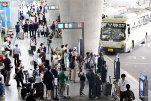 ソウル市、空港バス23路線の交通カード料金を1,000ウォン値下げ