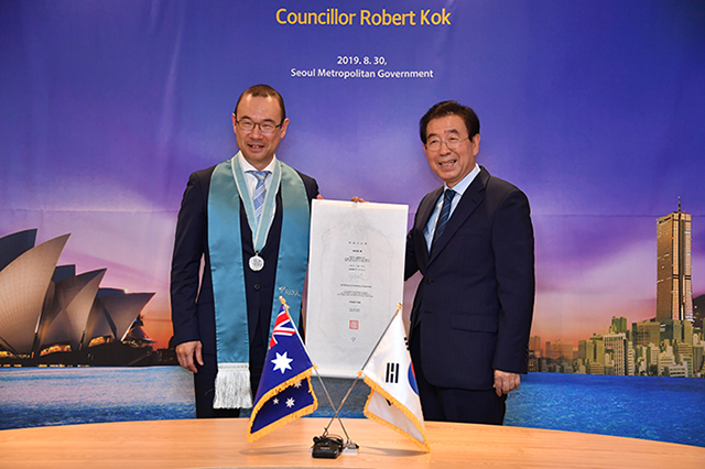 ソウル市長、シドニー市のロバート・コック市議員に名誉市民証授与