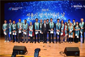 ソウル市、18名の外国人を「ソウル市名誉市民」に