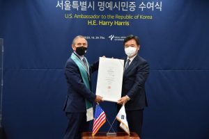 ソウル市長権限代行、ハリー・ハリス駐韓米国大使にソウル市の名誉市民証を授与