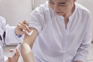 65歳以上の高齢者、4月から新型コロナワクチン接種を開始