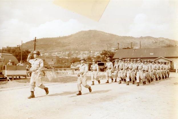 1955年、KATUSA(在韓米軍に配属されている韓国軍)たちの分列行進の姿(今日のヨンサン(龍山)キャンプコイナー、写真の背景は1950年代のソウル市ナムサン(南山))