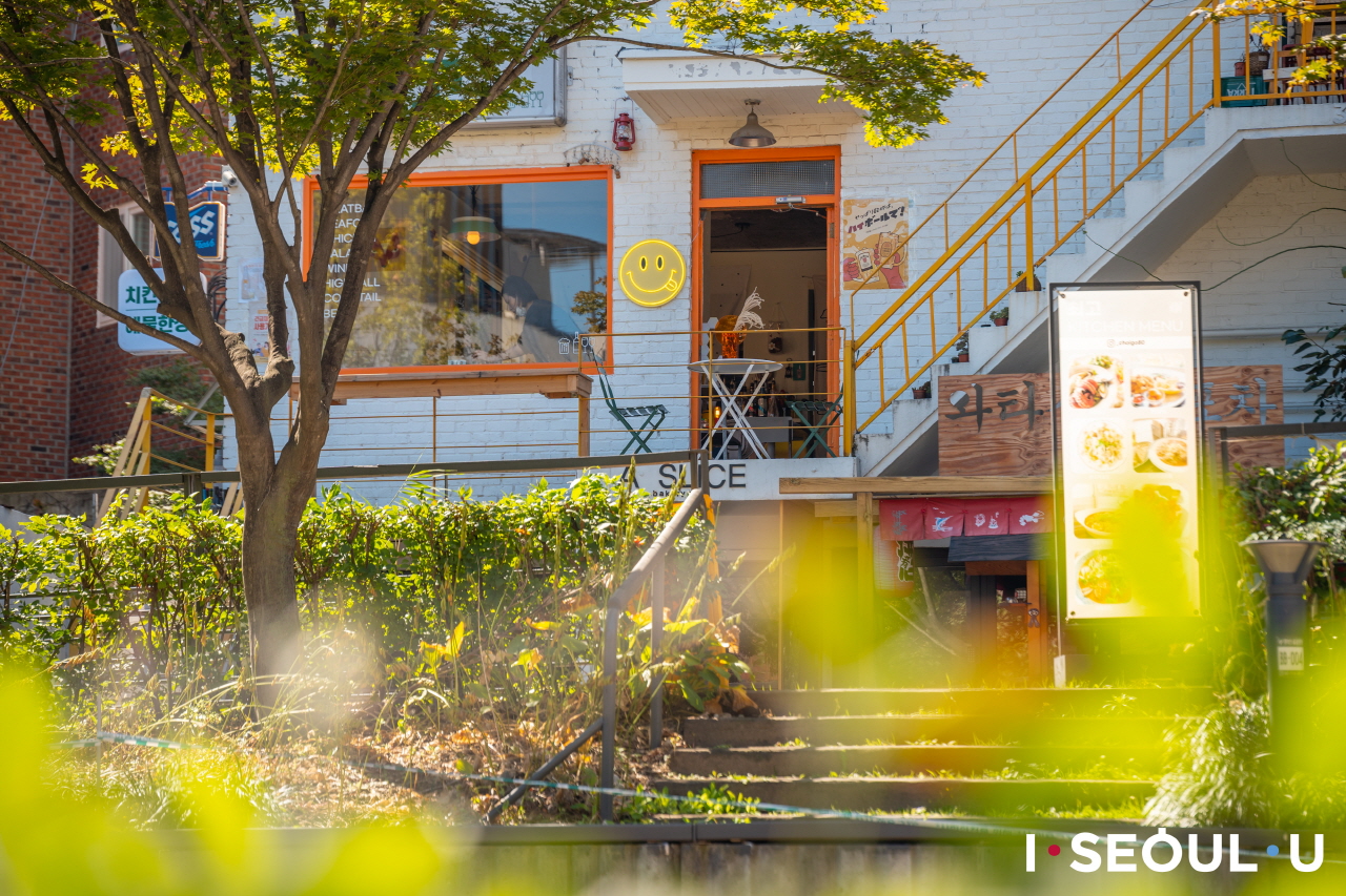 キョンイ(京義)線本の街の垣根越しに見えるスマイルカフェ