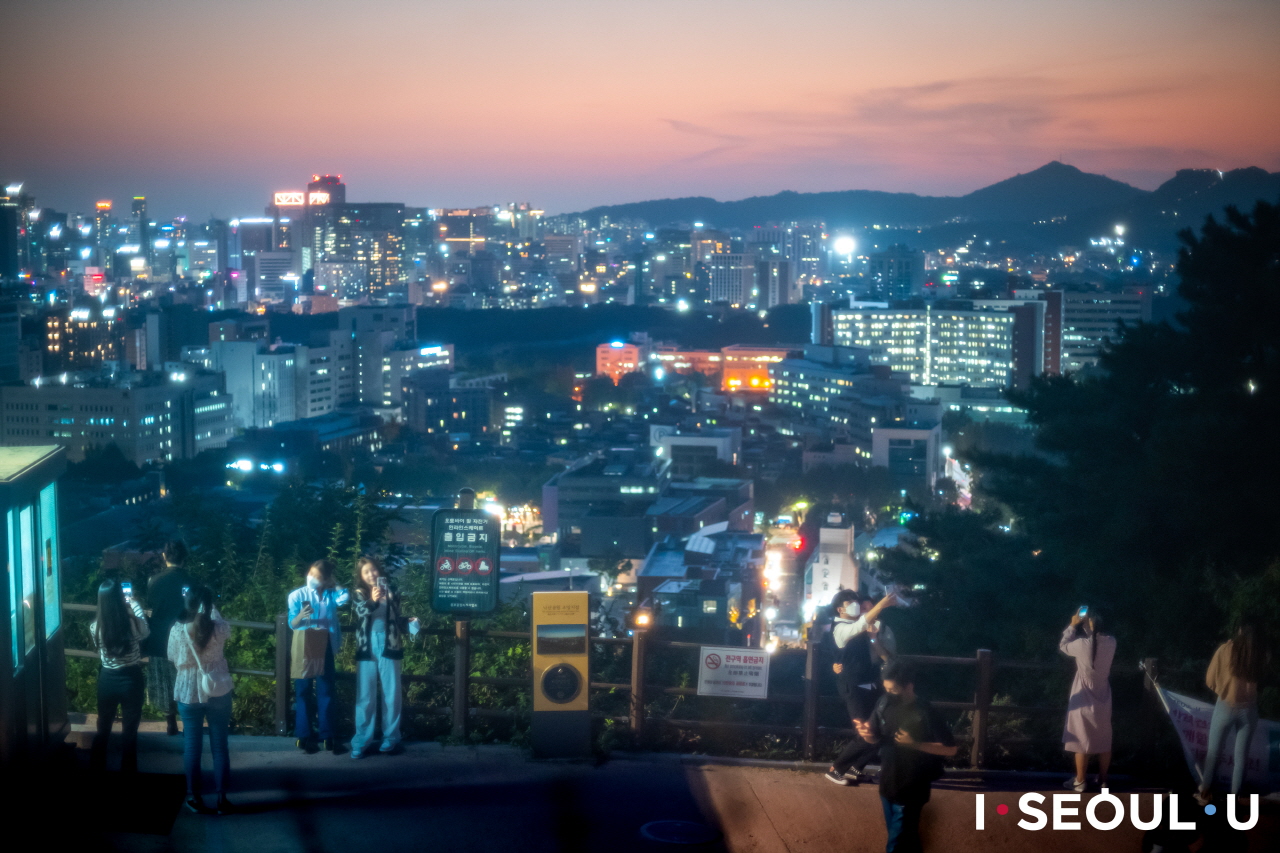 ナクサン(駱山)公園の頂上から眺めるソウル都心の夜景