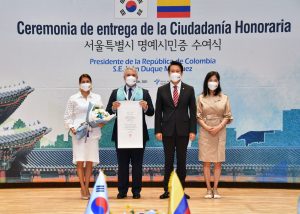 コロンビアのイバン・ドゥケ大統領にソウル市名誉市民証授与