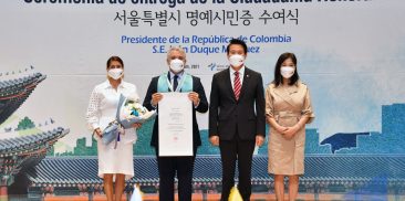 コロンビアのイバン・ドゥケ大統領にソウル市名誉市民証授与