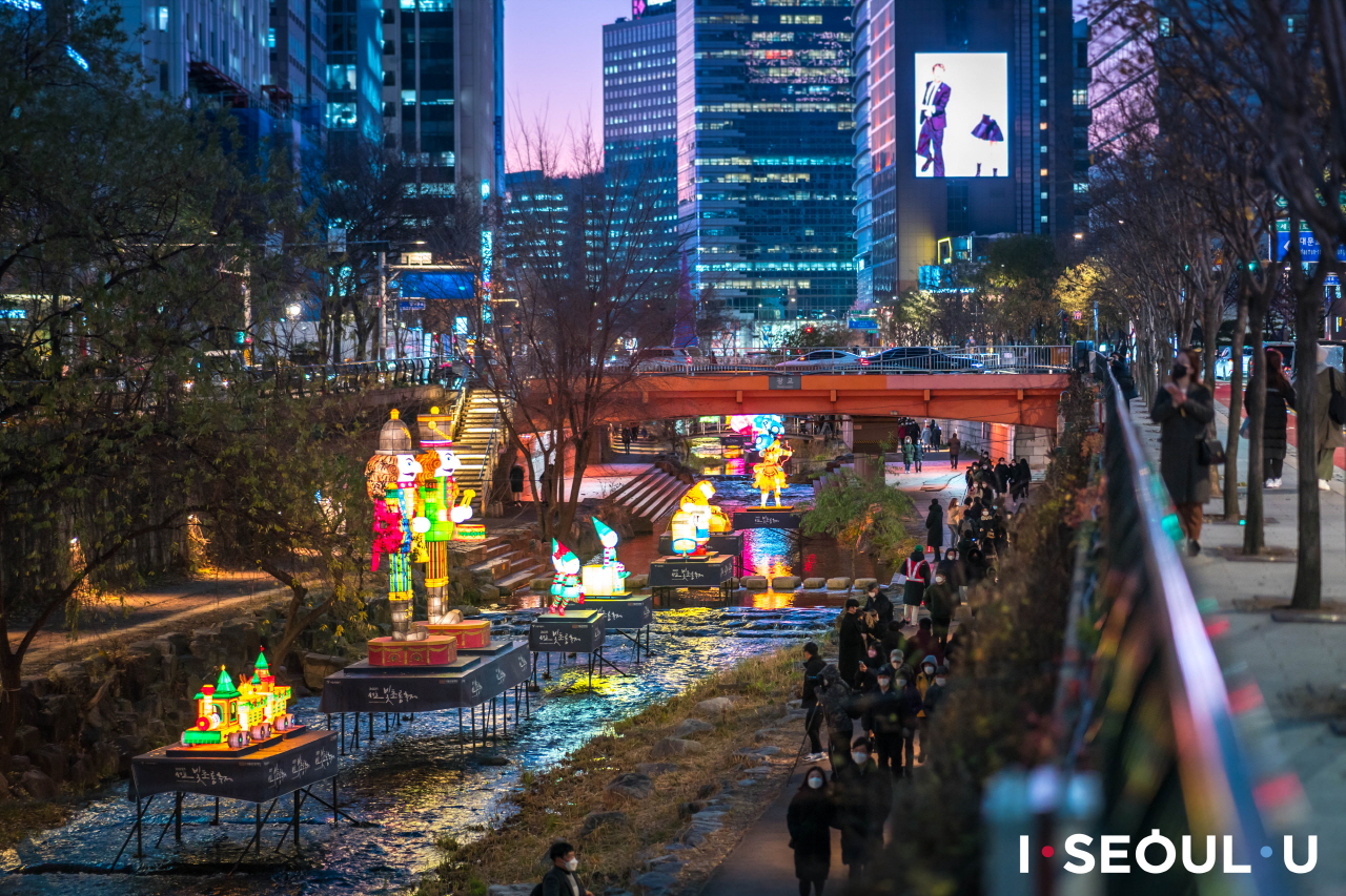 ソウル・ランタンフェスティバルのオブジェを眺めるチョンゲチョン(清渓川)通りの人々
