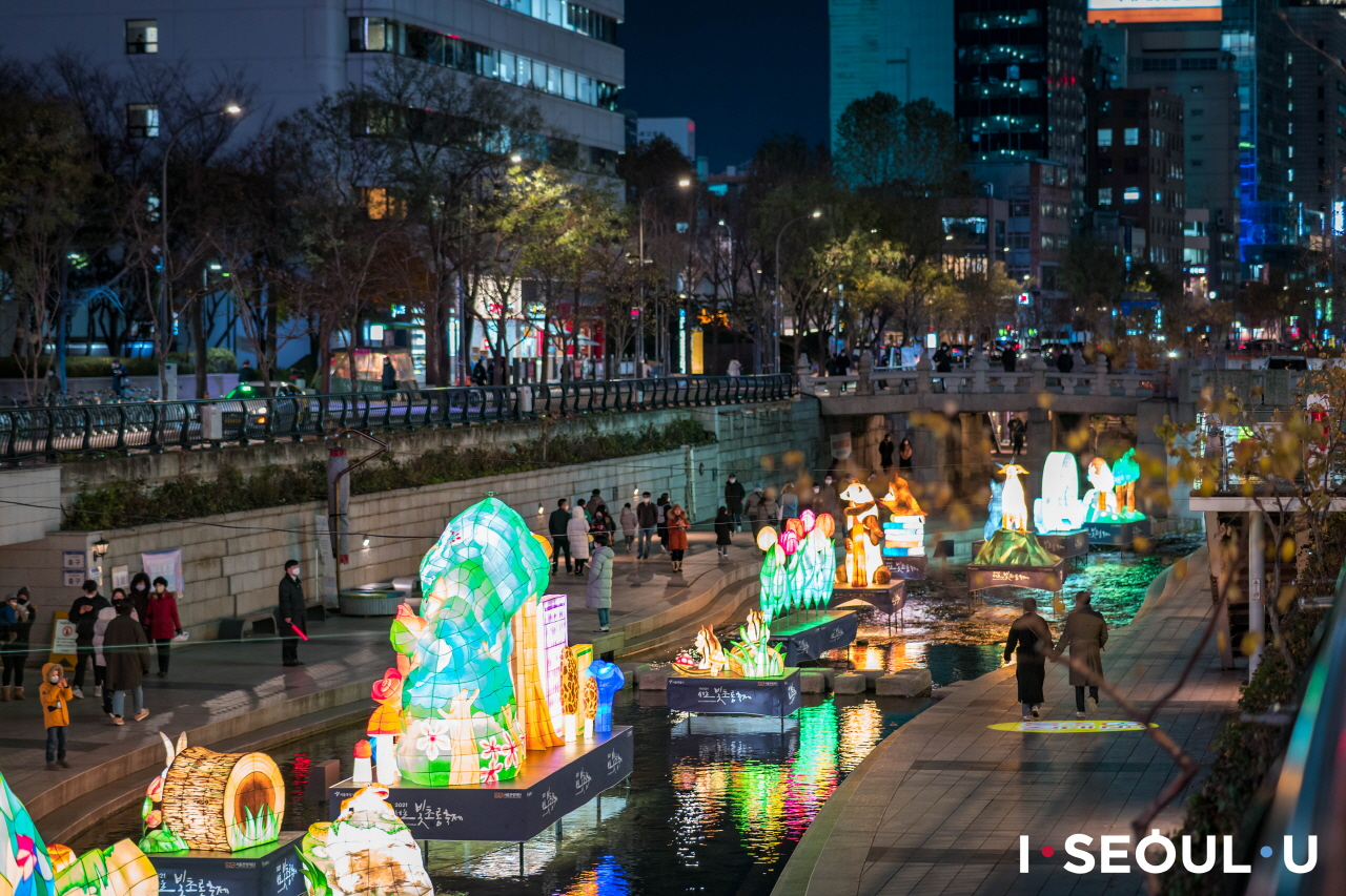 チョンゲチョン(清渓川)を明るく照らすソウル・ランタンフェスティバルの全景
