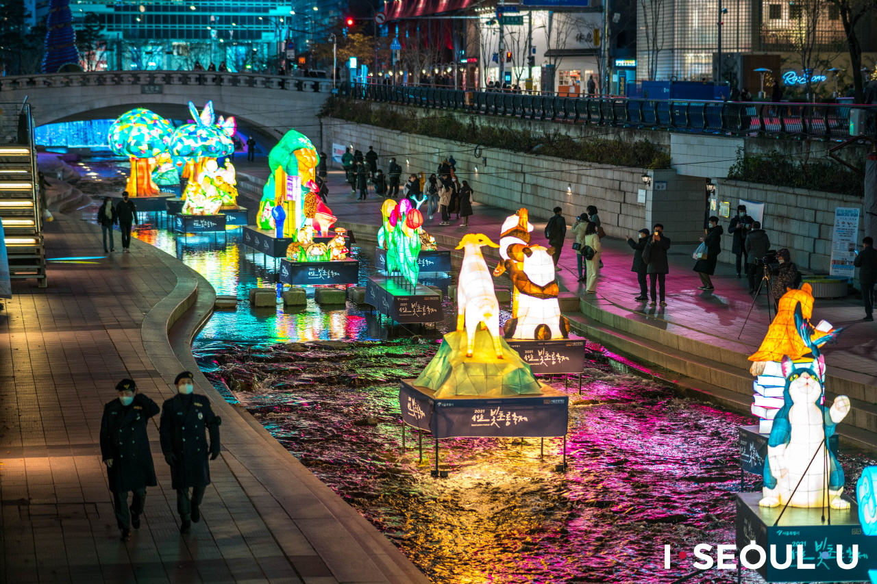 夜に明るく輝くチョンゲチョン(清渓川)のソウル・ランタンフェスティバルのオブジェ