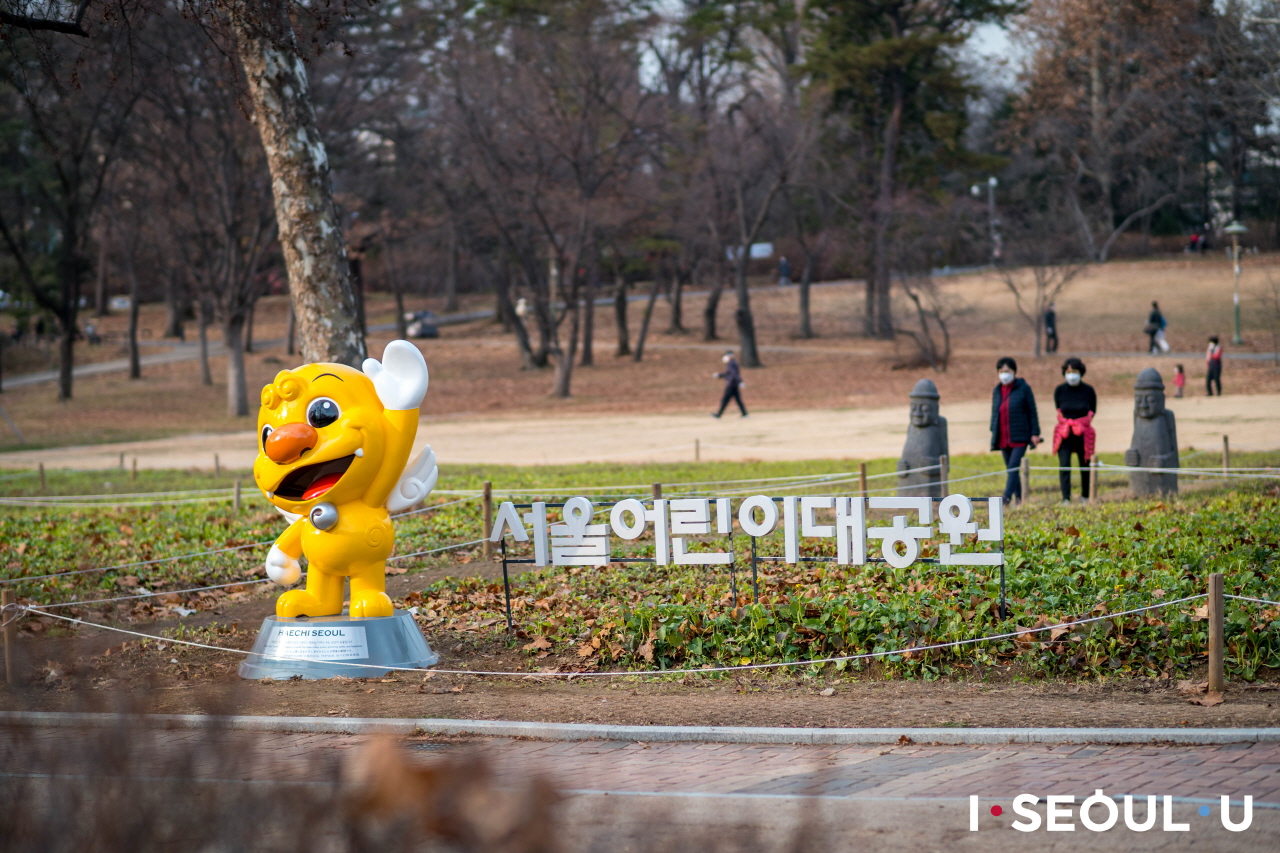 ソウル子供大公園の散策路横にあるヘチのオブジェ