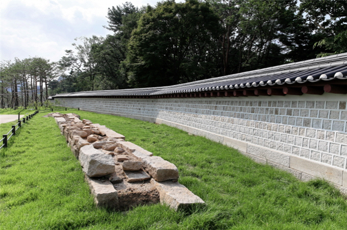 復元された塀と礎石