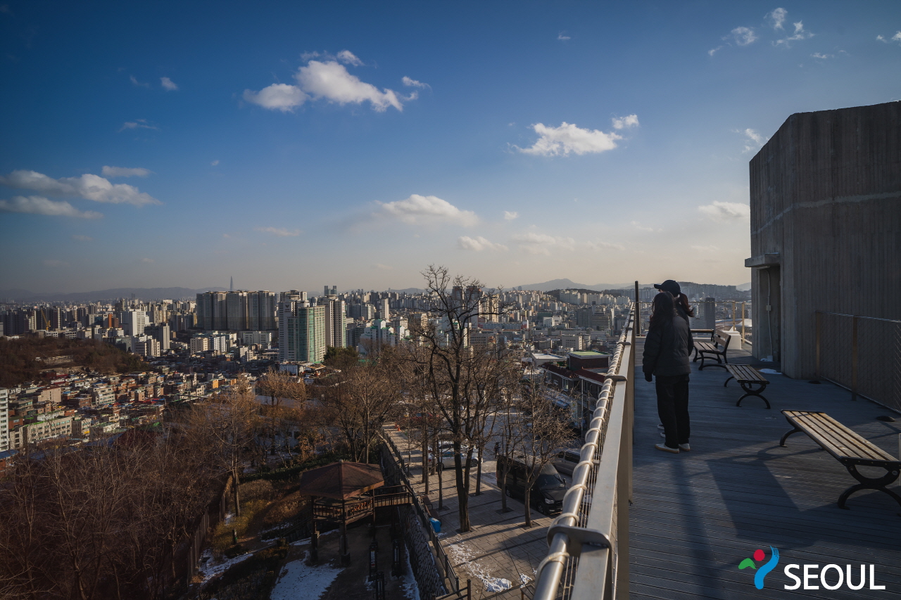 屋上から風景を眺める市民たちです