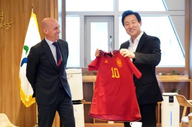 王立スペインサッカー連盟会長と面談-2