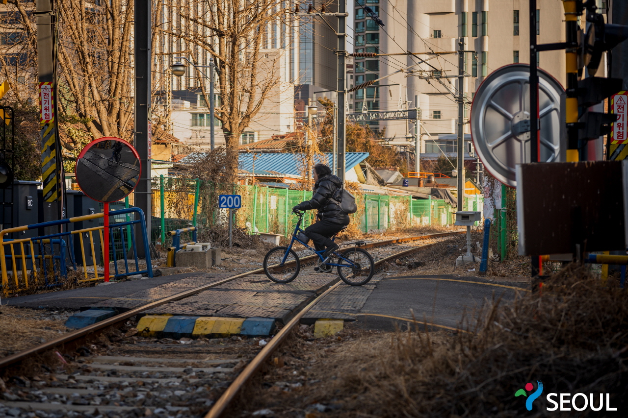 自転車で鉄道を渡る市民です