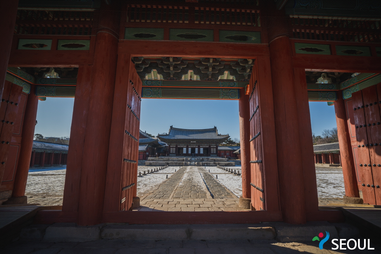 門の間から見える昌慶宮です
