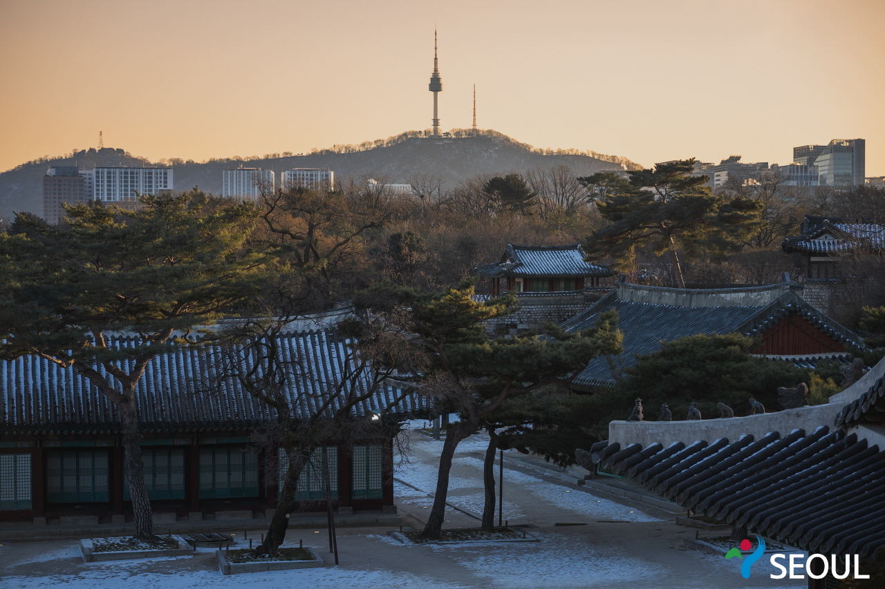 昌慶宮の間から見える南山タワーです