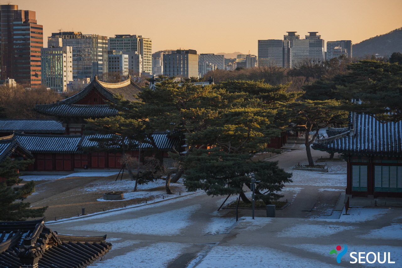 雪が積もった昌慶宮です