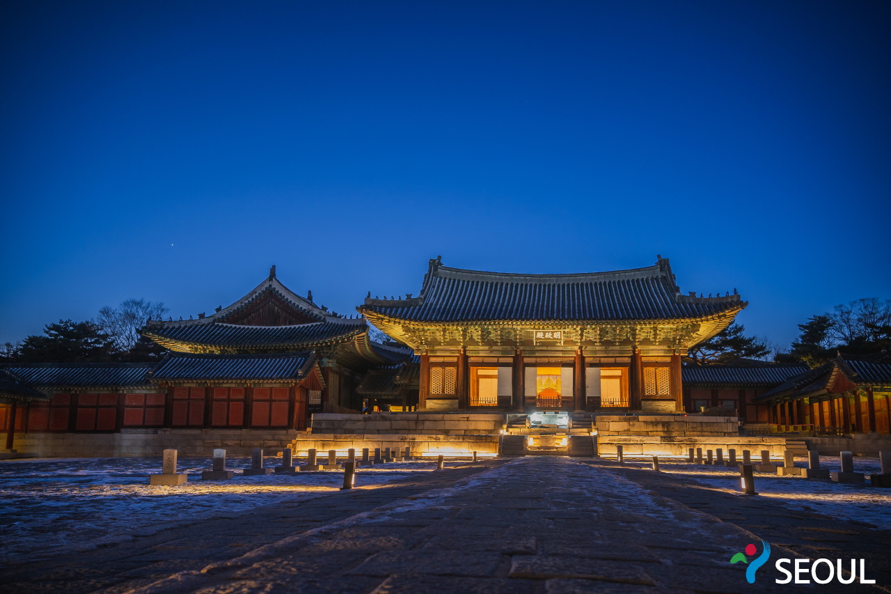 昌慶宮の夜間照明写真です