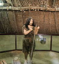 先史時代の人と生活を再現した展示館の写真