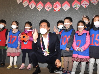 呉世勲（オ·セフン）市長が子どもたちと写真を撮っている