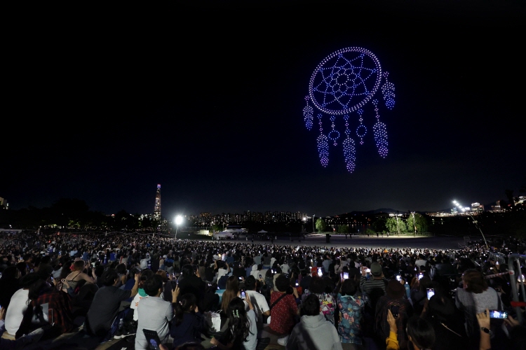 夜空を彩る「漢江ドローンライトショー」10月のスケジュールも要チェック!