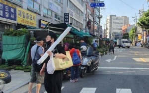 鐘路花市場通りを歩く人々の写真