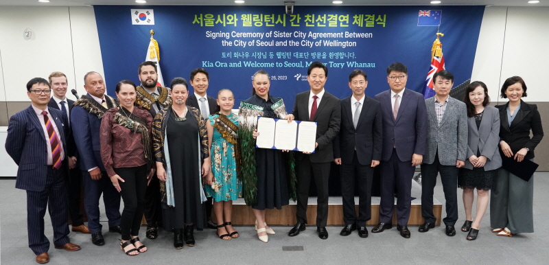 親善都市協約締結が終了してソウル市とウェリントン市の代表団が記念撮影をしている。