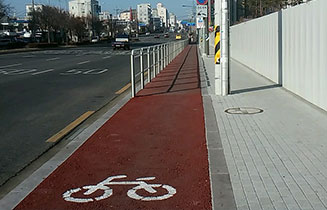 赤い床面の自転車道路