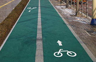 青い床面の自転車道路
