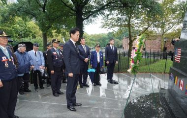 韓国戦争参戦勇士記念碑に献花-3