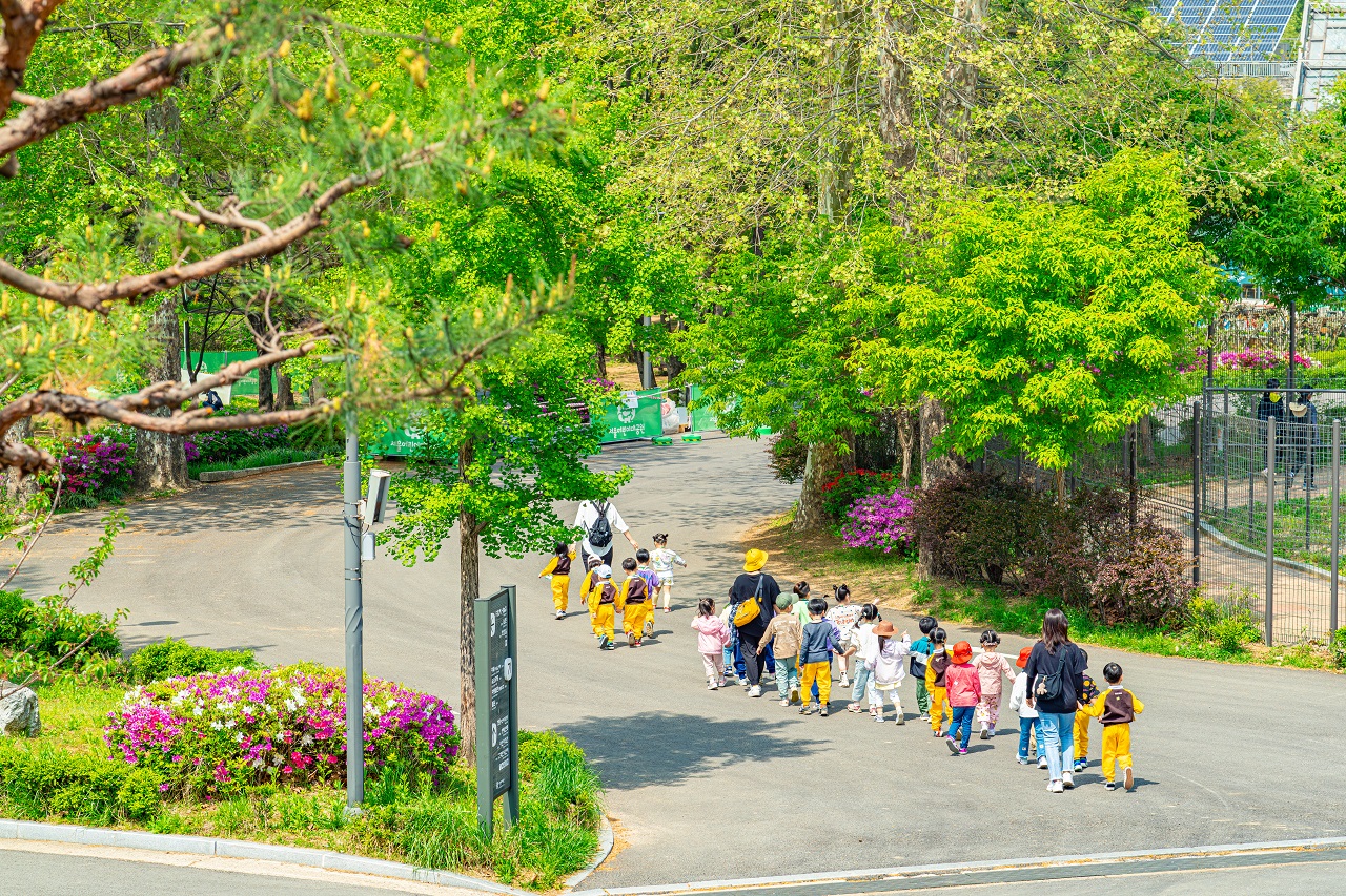 ソウル子供大公園に遠足に来た子供たちと引率教師の写真