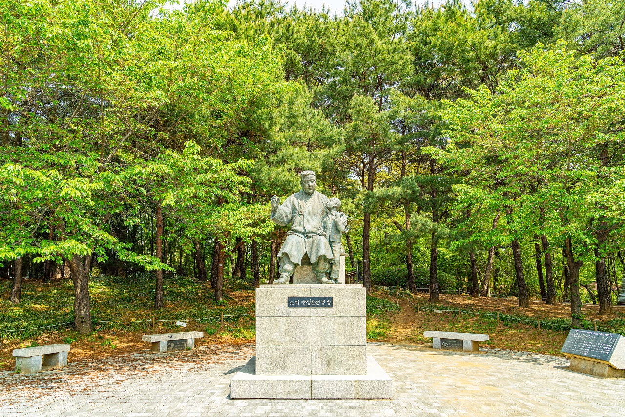ソウル子供大公園に位置するパン·ジョンファン先生像の写真