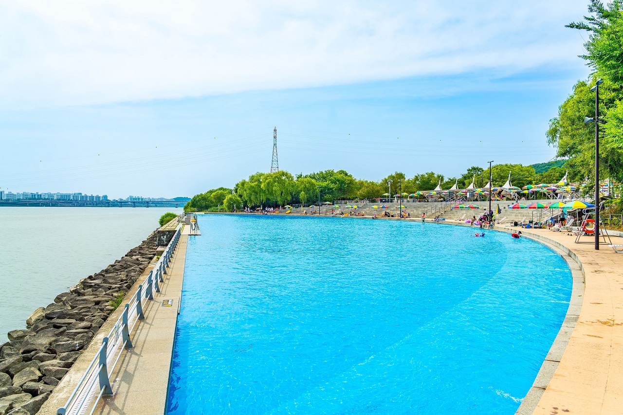 漢江が見える蘭芝漢江公園水遊び場の全景写真