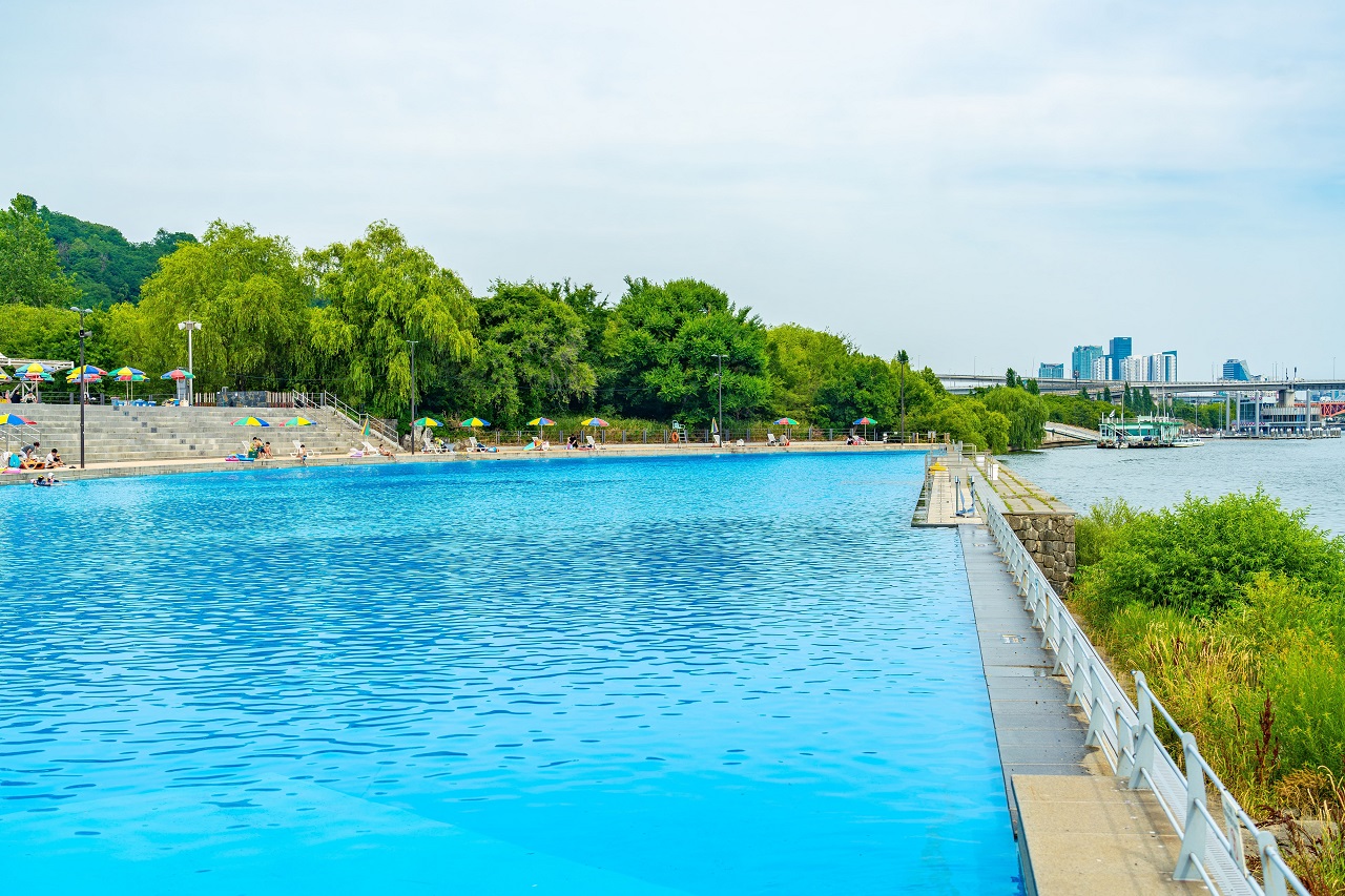 蘭芝漢江公園の水遊び場の側面写真