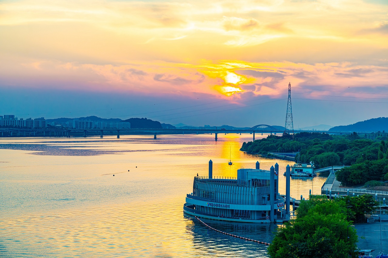 夕焼けの漢江の全景写真