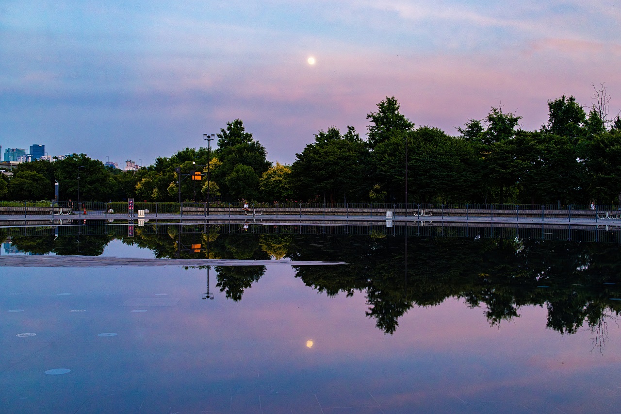 月が浮かんでいる夕方、蘭芝漢江公園の写真