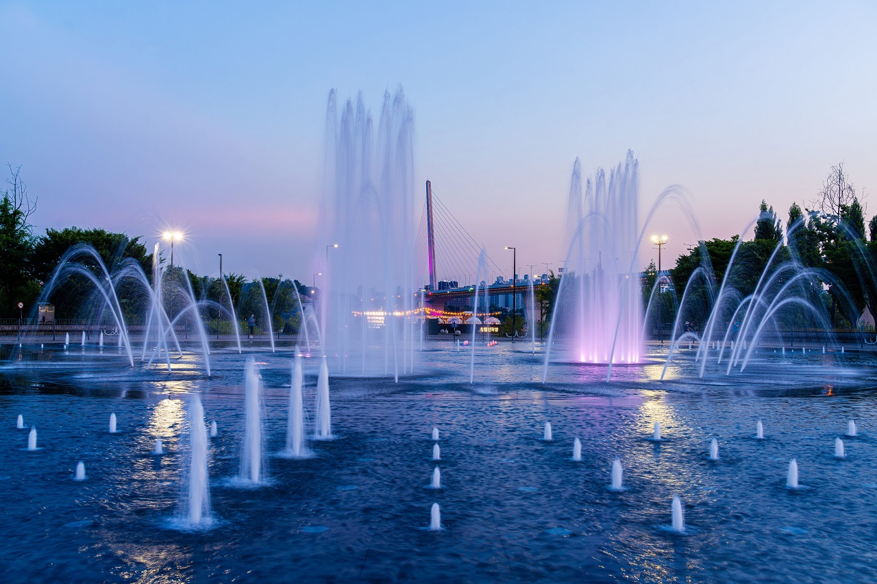 蘭芝漢江公園水遊び場の噴水ショー写真