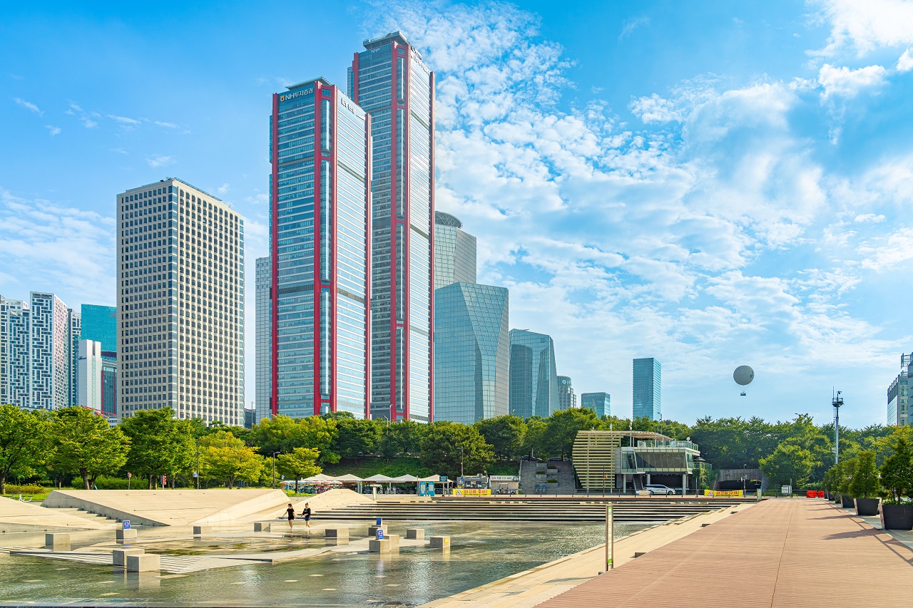 ビルを背景にした汝矣島公園の昼の全景写真